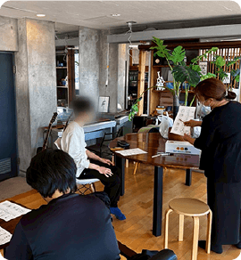 一緒に進めるレポート学習風景_相模原市通信制高校_松陰高等学校 相模原学習センター